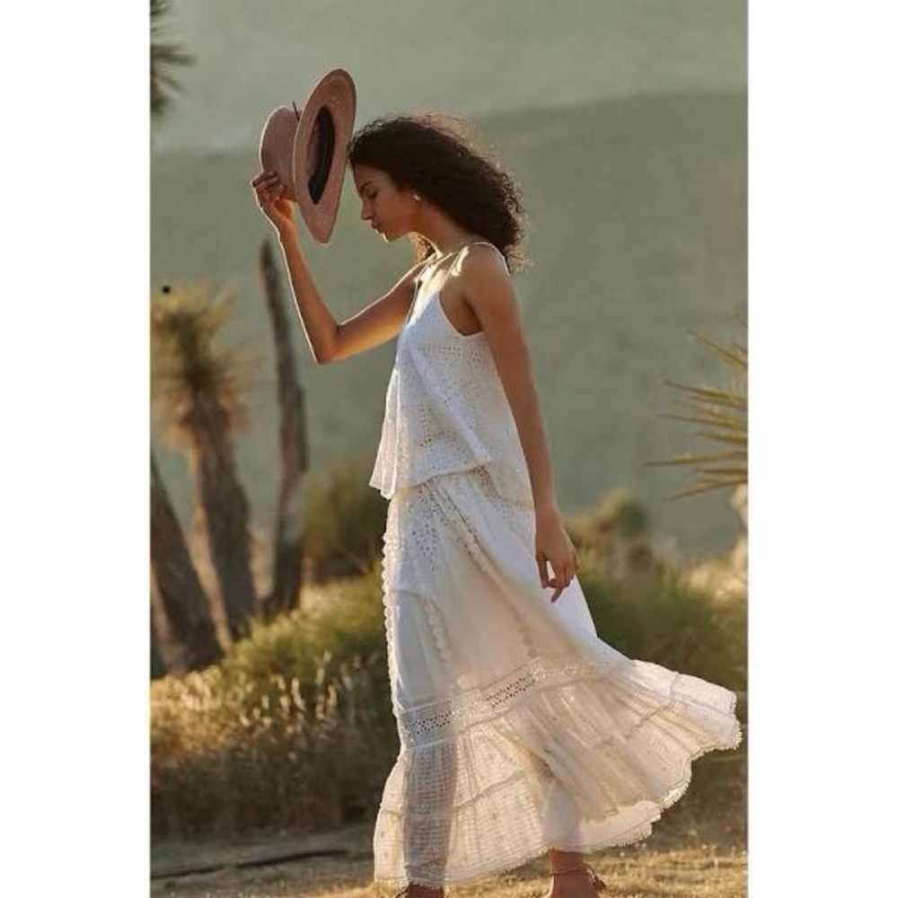 NWOT lace white maxi skirt Pockets & lined s